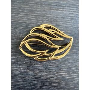 Signed Monet Gold Tone Leaf Brooch – Vintage Designer Pin